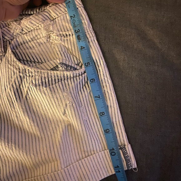 Women’s Garage Brand Jean shorts - Picture 7 of 8